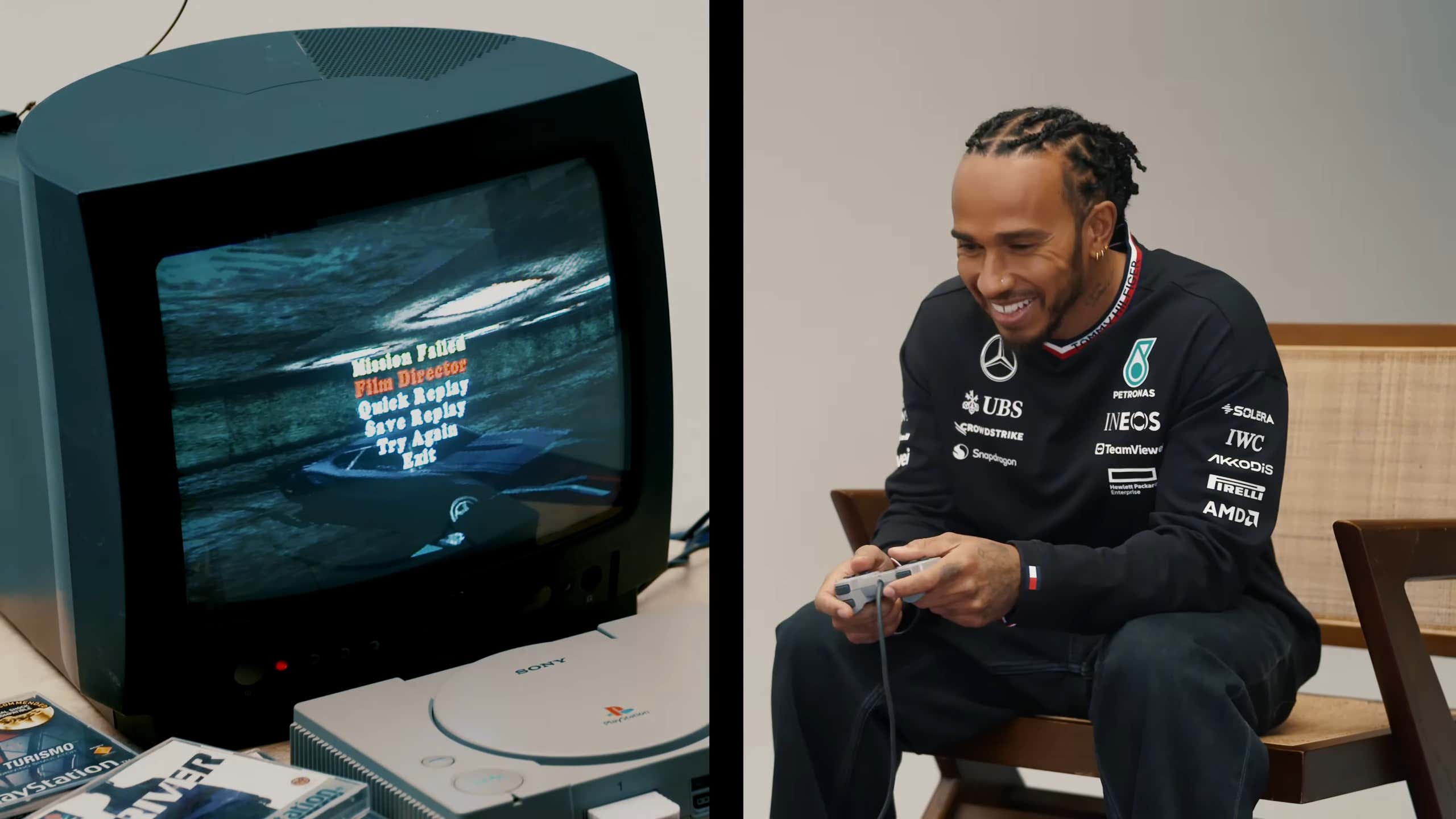 Ein Bild zeigt Hamilton, wie er Driver auf einer PS1 auf einem Röhrenfernseher spielt. 